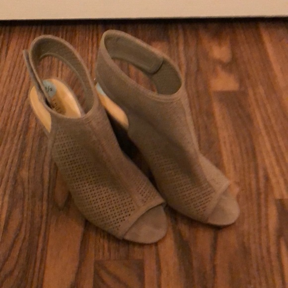 Heeled Sandals - Picture 4 of 5